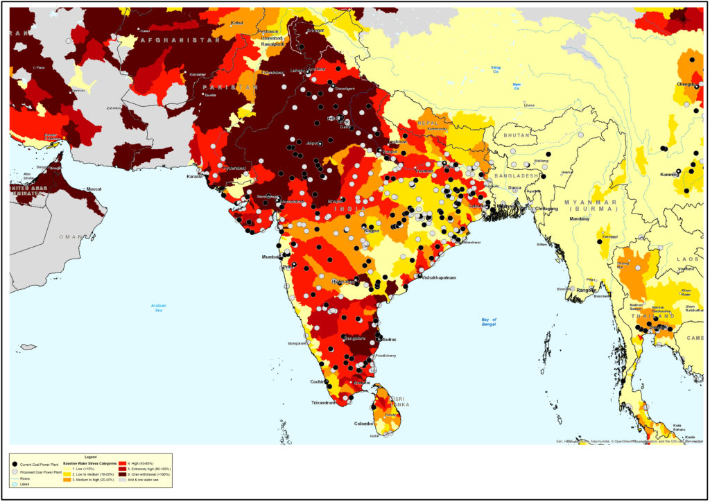 全球水資源危機分佈圖（淺黃至深紅色，顏色愈深，水資源短缺問題愈迫切）與煤電廠位置（黑點為現有煤電廠；灰點為擬建煤電廠）