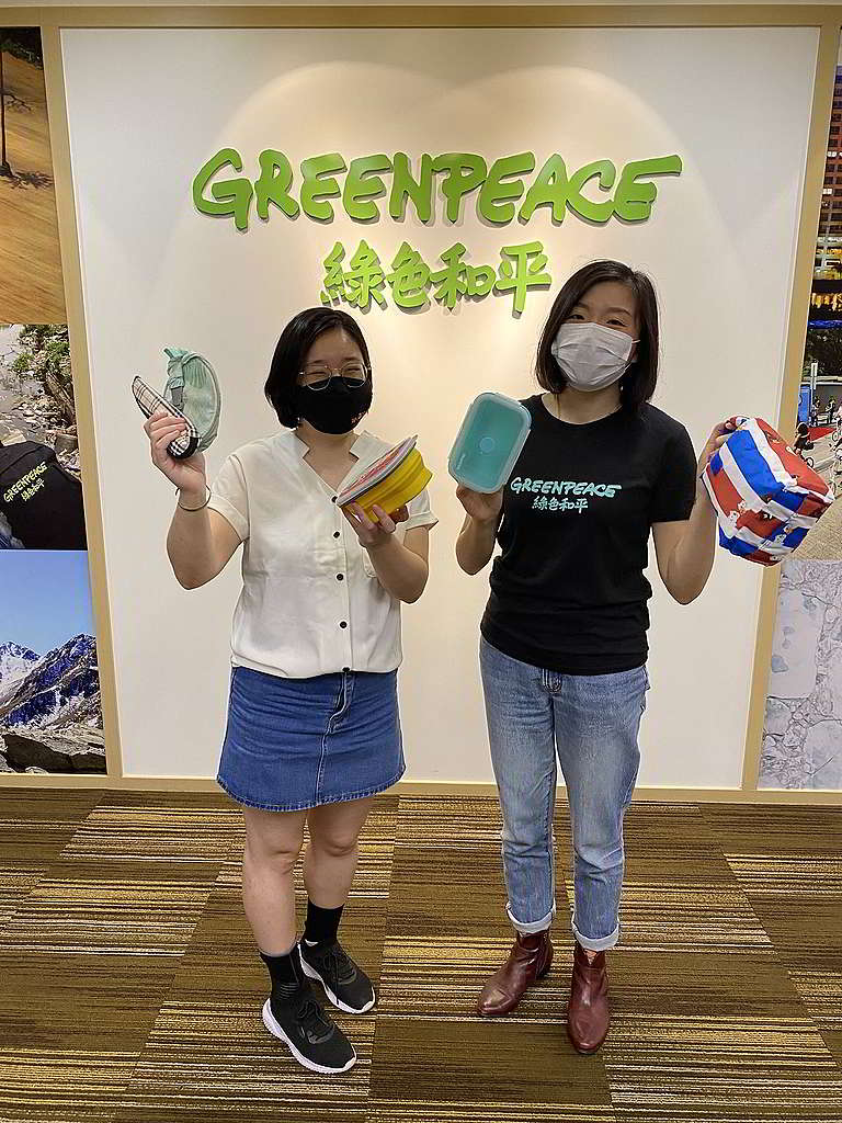 Yvonne與Sion展示個人走塑法寶，自攜餐盒好簡單。 © Greenpeace