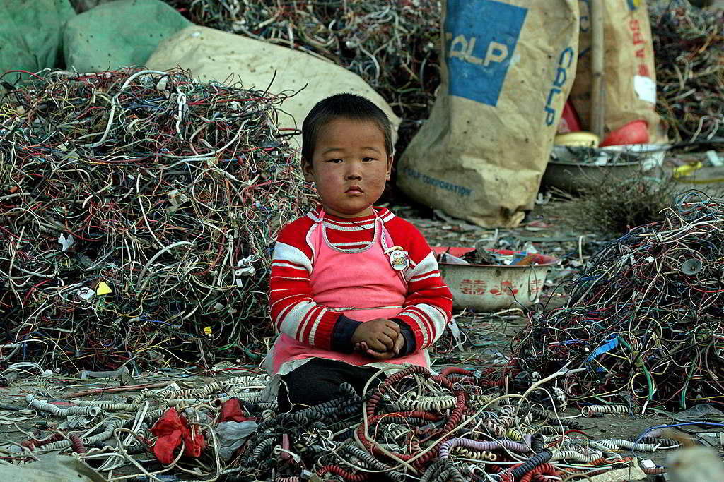小朋友在廣東省汕頭市貴嶼鎮電子垃圾場的環境下長大。 © Greenpeace / Natalie Behring