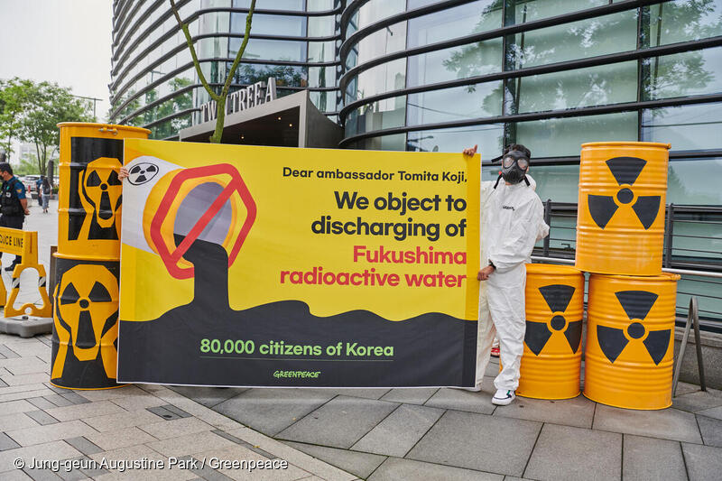 7月30日，行動者於日本領事館前進行非暴力直接行動，反對日本政府把核廢水排出海洋，直接影響鄰近國家甚至全球海洋安全。© Jung-geun Augustine Park / Greenpeace