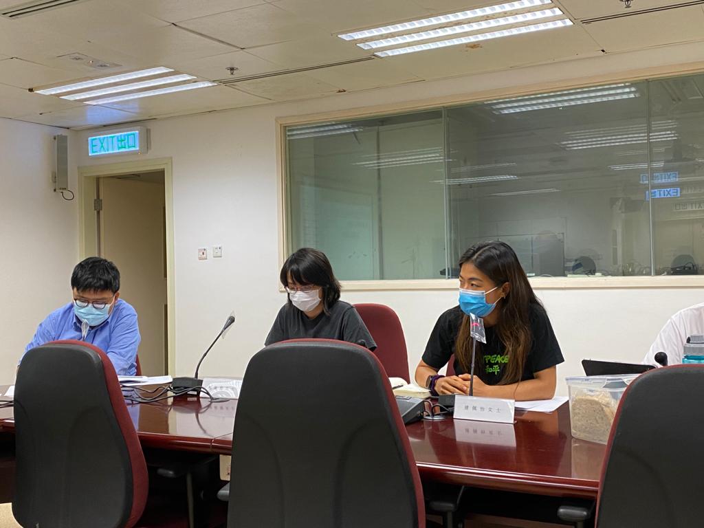 氣候團隊的項目資深主任楊佩珊(圖中)和連佩怡(右)7月15日出席了大埔區議會的會議。© Greenpeace