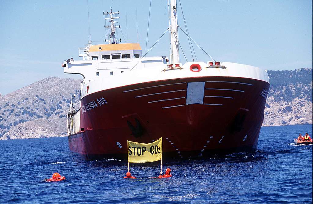 早於1997年，綠色和平行動者已於西班牙馬略卡島（Mallorca）阻截運煤船將煤炭運至港口，促請電力公司負起減碳責任。 © Greenpeace / Clive Shirley