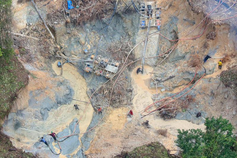 伐木工人、礦工出入原住民土地，有機會傳播新冠肺炎予當地居民。而採礦作業又帶來許多環境的破壞和污染。© Chico Batata / Greenpeace