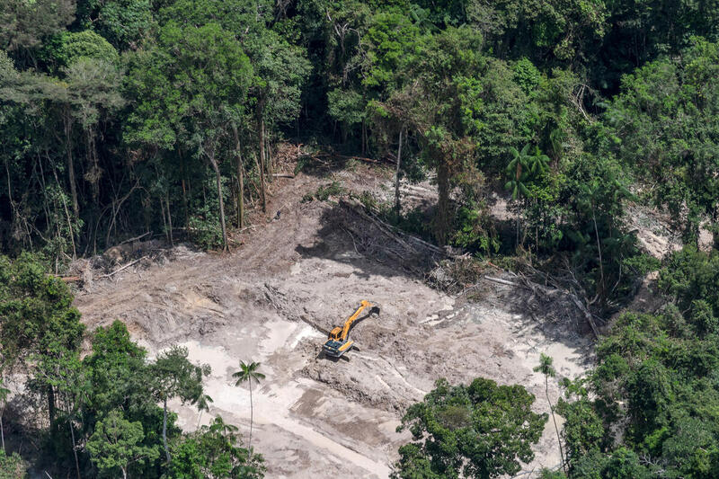 憲法禁止原住民土地上採礦，但綠色和平發現帕拉州的Sai Cinza原住民土地上，情況蔓延。© Marcos Amend / Greenpeace