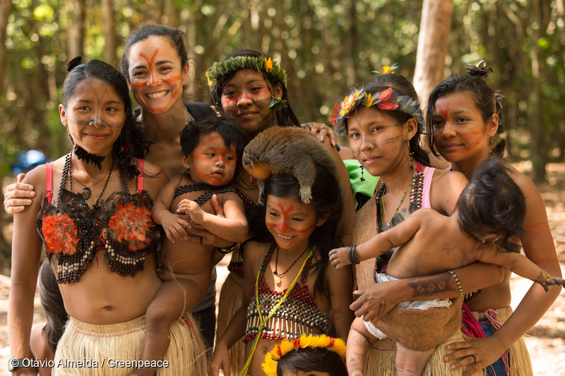 早於2016年，巴西知名女演員Alice Braga（圖中左二）已與綠色和平一起深入亞馬遜森林和探訪當地原住民，向大眾宣揚守護森林的訊息。© Otávio Almeida / Greenpeace