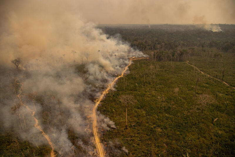 綠色和平巴西辦公室在2020年8月16日至21日進行航拍偵測，搜集毀滅性的亞馬遜森林大火的最新圖像證據。儘管巴西政府自7月以來下了禁火令，雨林依然遭到廣泛破壞，包括保護區。© Christian Braga / Greenpeace