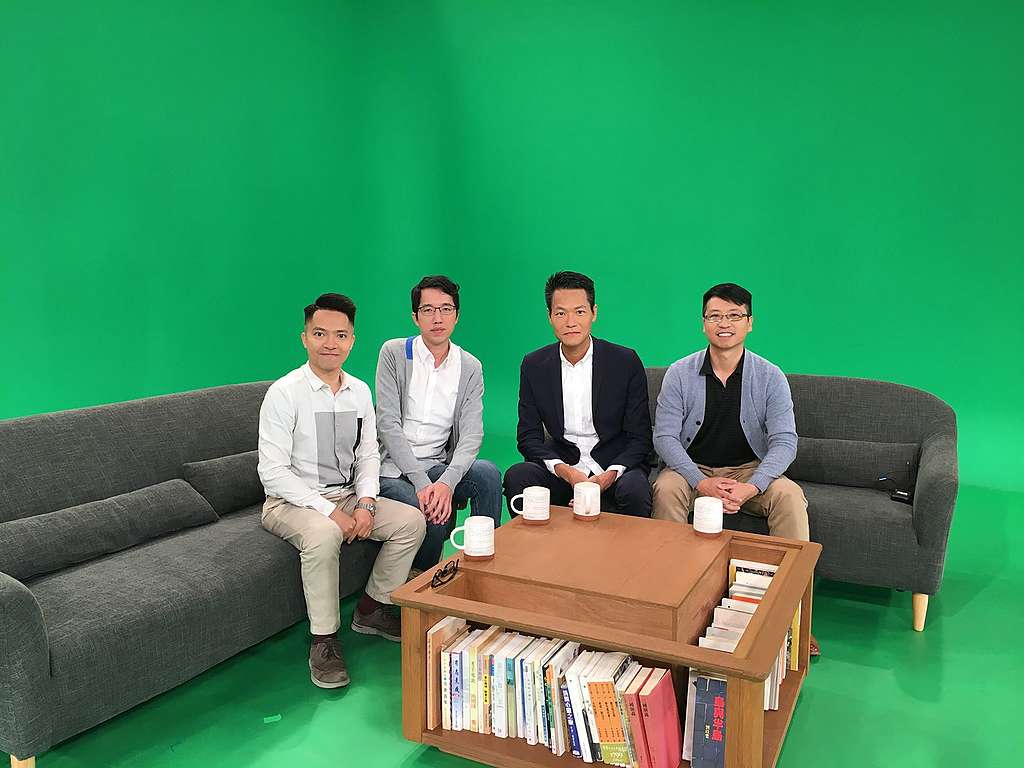透過大氣電波講科學,是傳達知識的好方法。Amos(左)參與香港電台《五夜講場 - 真係好科學》 的節目。(照片由戴沛權提供。)