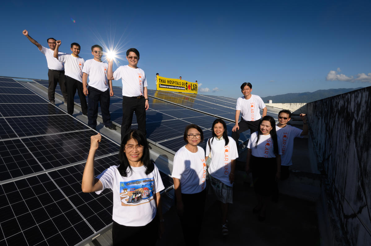 綠色和平於泰國發起眾籌計劃，為當地醫院安裝太陽能板，至今年2月為止，計劃已促成7間醫院的太陽能裝置完成，開始自己發電。© Roengchai Kongmuang / Greenpeace