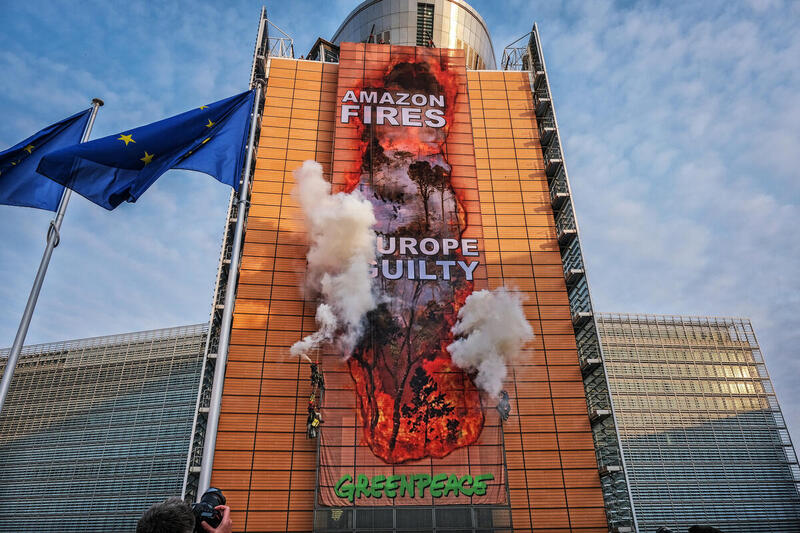 綠色和平行動者在布魯塞爾的歐盟委員會總部宣告亞馬遜森林大火，歐洲有罪。© Tim Dirven / Greenpeace
