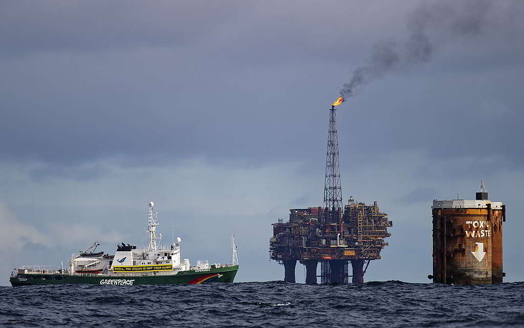綠色和平去年在圖片右方的SHELL儲油庫留下TOXIC WASTE字樣，事隔一年故地重遊，另加展示「海洋不是你的垃圾場」橫額進一步聲討。 © Marten van Dijl / Greenpeace