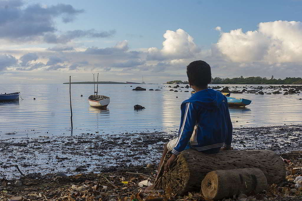 蔚藍海岸被黑色燃油污染，不僅破壞毛里求斯的生態環境，更威脅當地居民的生計和健康。© Greenpeace