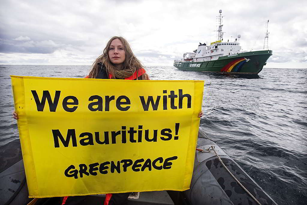 「我們與毛里求斯同在！」綠色和平行動者聲援上月爆發漏油災難的毛里求斯，而日本及非洲辦公室亦積極跟進事件。 © Marten van Dijl / Greenpeace