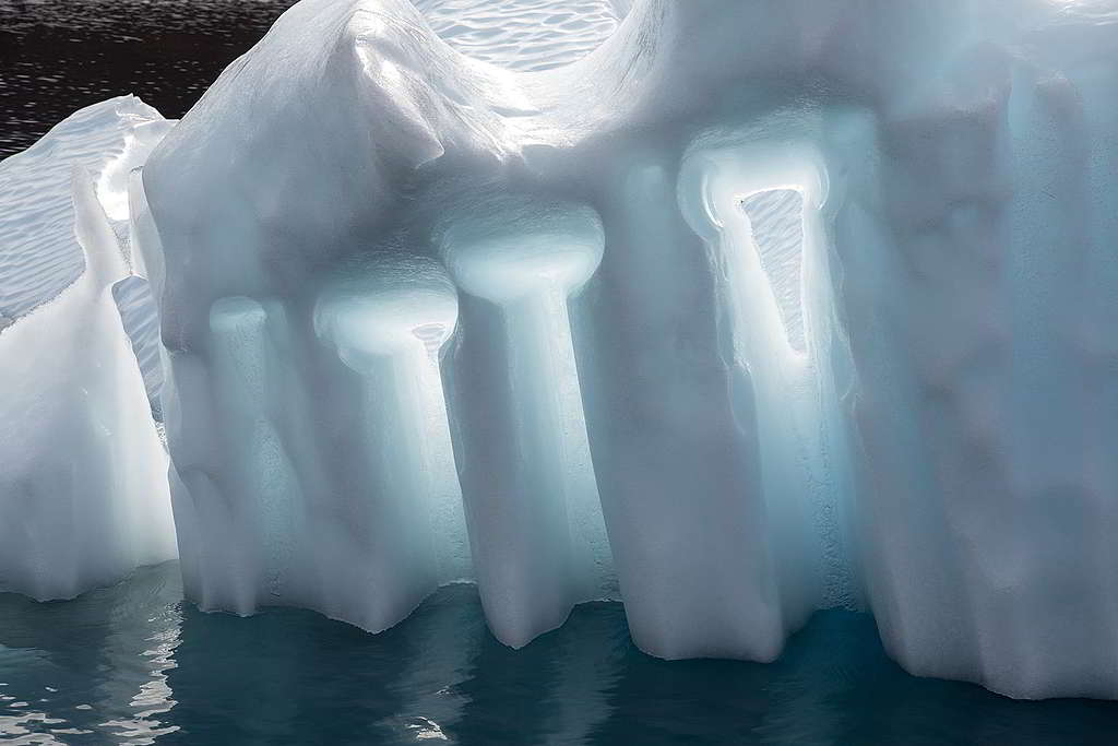 位於格陵蘭東岸斯科斯比灣(Scoresby Sound)中利柏服峽灣(Rypefjord)的冰山。 © Daniel Beltrá / Greenpeace