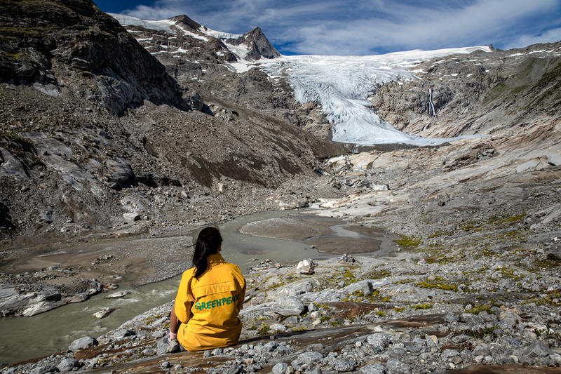 遠眺正在後退的奥地利Schlatenkees (innergschlöss) 施拉坦吉冰川。過去100年，由於溫度升高、降雨及降雪的方式改變，該區域的冰川失去了一半的冰。© Mitja Kobal / Greenpeace