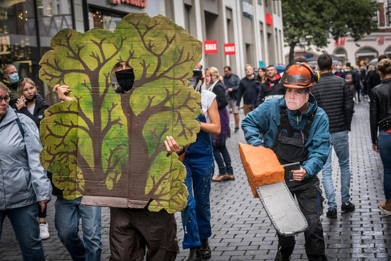 綠色和平行動者，9月5日在德國北萊茵-威斯特法倫州的城市Bielefeld街頭以諷刺行動藝術方式，控訴德國與巴西的貿易協議，對亞馬遜森林帶來危害。© Bernd Lauter / Greenpeace