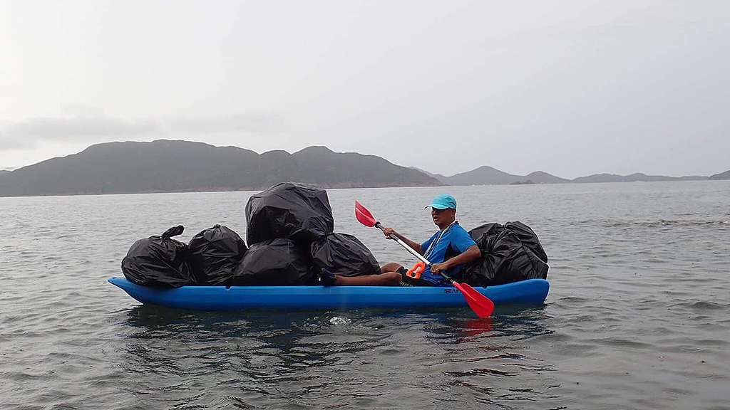 划獨木舟去海灘清理垃圾的貓哥 。© 上山下海執垃圾提供