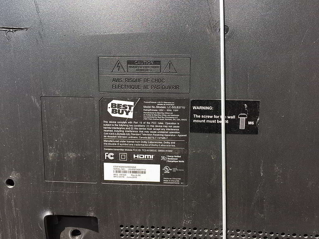 坪輋的電子垃圾拆解場，棄置了不同品牌的電腦顯示屏。 © Greenpeace