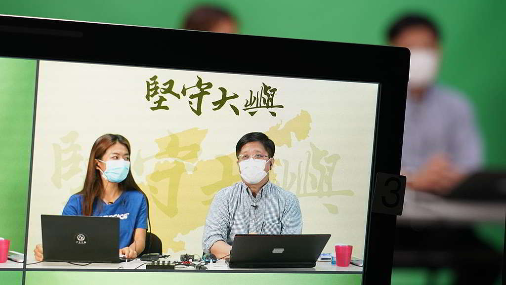 綠色和平透過Facebook直播《「明日大嶼」拖垮香港?》網上研討會,並邀請網民即席發問,讓堅守大嶼的理據愈辯愈明。 © Greenpeace