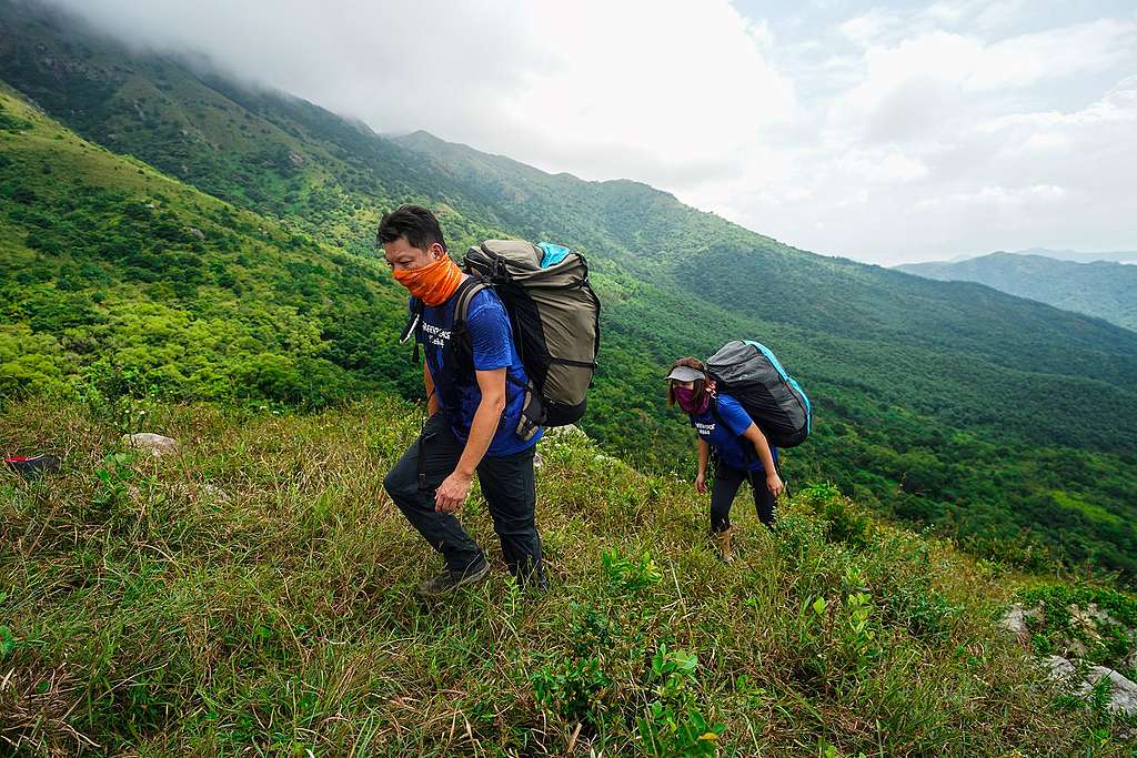 兩位飛行員要背負85公升容量的裝備上山，這只是滑翔傘行動其中一項考驗。© Vincent Chan / Greenpeace