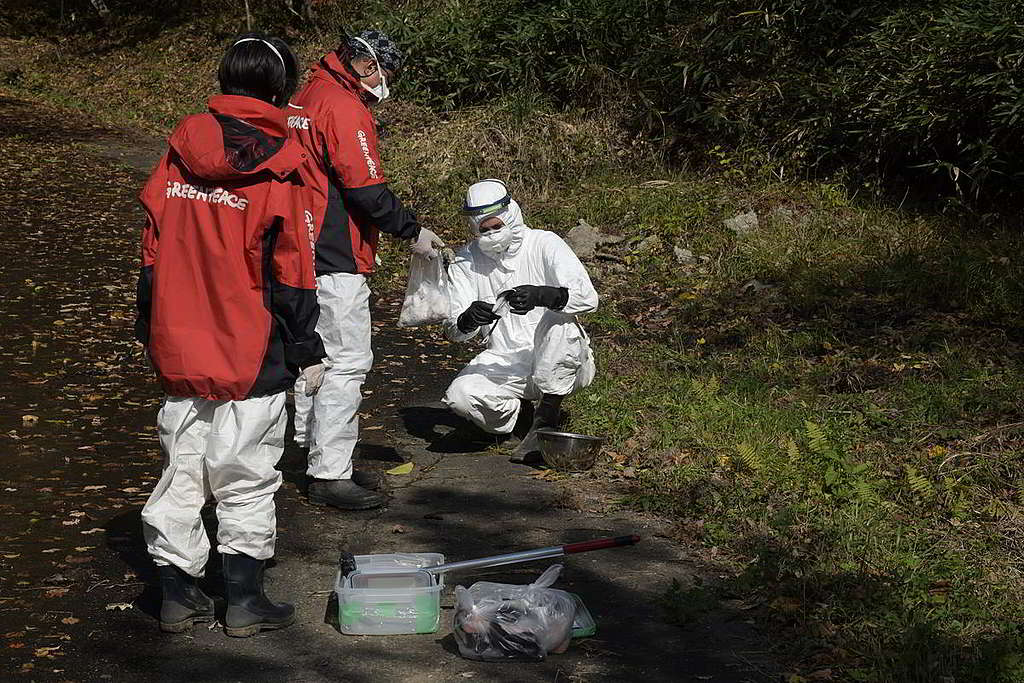 綠色和平調查團隊每年都會重返福島縣監測核輻射水平,確保核災善後工作以守護民眾安全為先。 © Shaun Burnie / Greenpeace