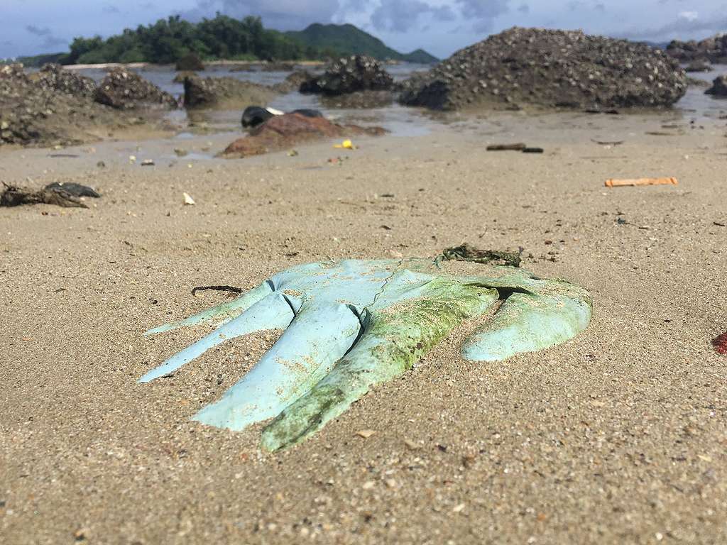沙灘上觸目驚心的垃圾。© Island hopper