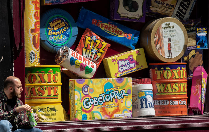 富裕國家的食物浪費問題往往源於消費者。圖示英國一個櫥窗裝置諷刺當地的速食消費。 © Chris J Ratcliffe / Greenpeace
