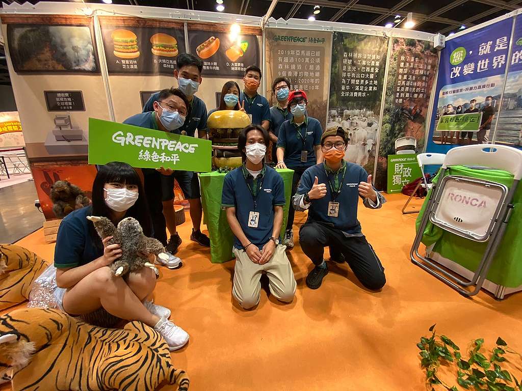 Ivy (紅帽)與其他綠色和平籌款幹事在樂活會場大合照。© Greenpeace