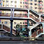 英皇道上，電車、模範邨、行人天橋，組成美麗的城市風光。© helen yip