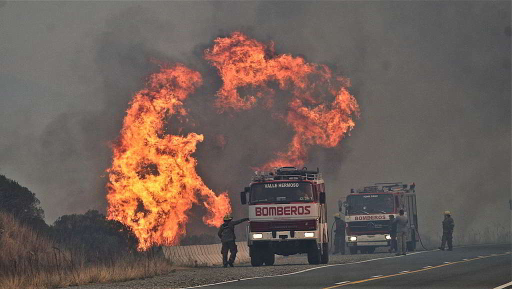 阿根廷科爾多瓦省（Córdoba）大火尚未平息，消防員疲於奔命。 © Daniel Cáceres / Greenpeace