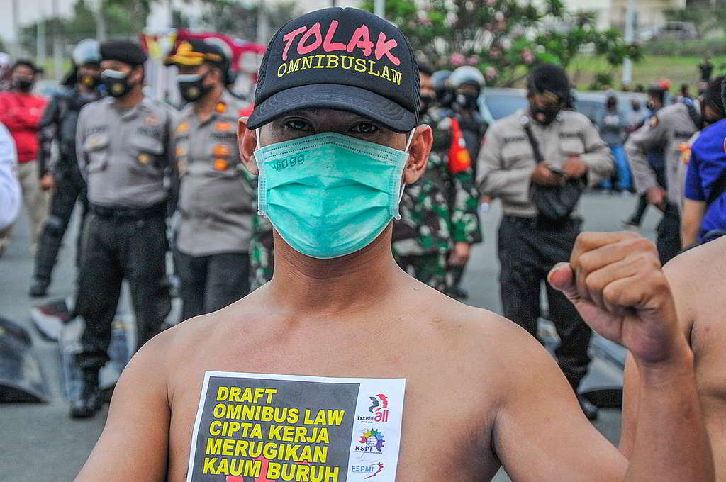 印尼民眾走上街頭，反對被指剝削勞工權益、縱容破壞環境的就業法案。 © Septian / Greenpeace