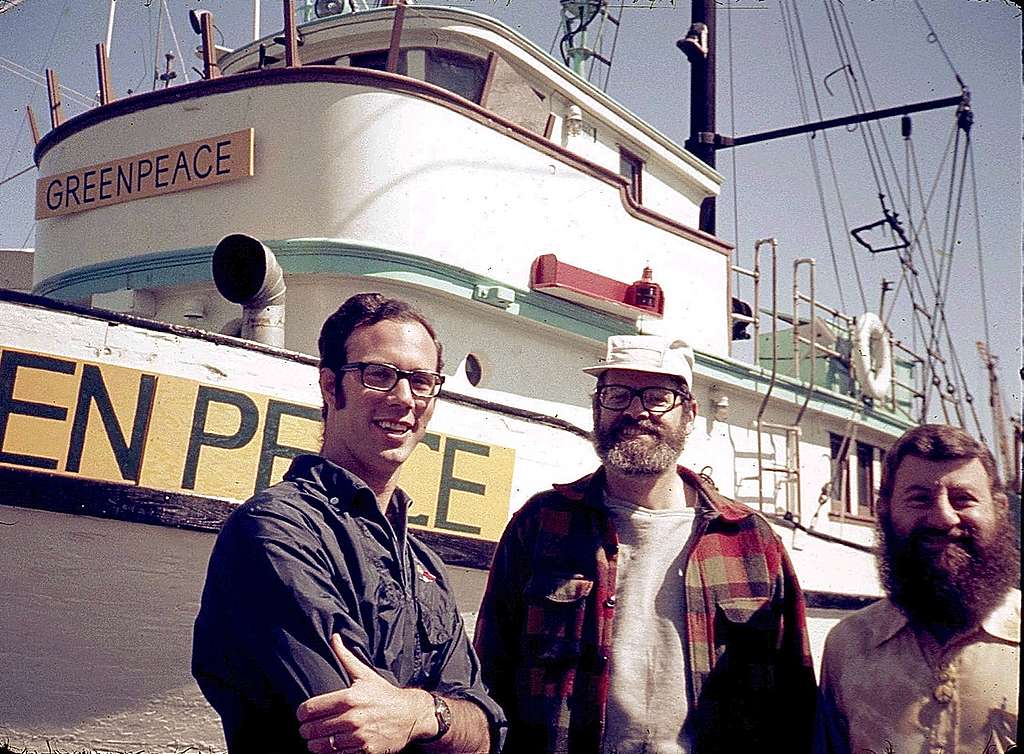 Paul Côté（左起）、Jim Bohlen和 Irving Stowe攝於綠色和平船艦出發前。Amchitka演唱會資助了綠色和平第一個行動。(圖片：Robert Stowe)
