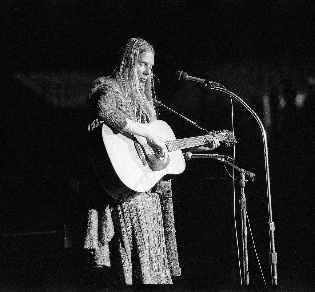 Joni Mitchell當年的演出。(圖片: Alan Katowitz)