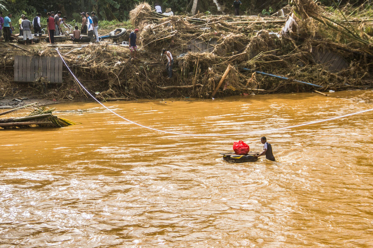 洪水襲來,印尼災民無奈只能被迫徹離。© Iman Satria / Greenpeace