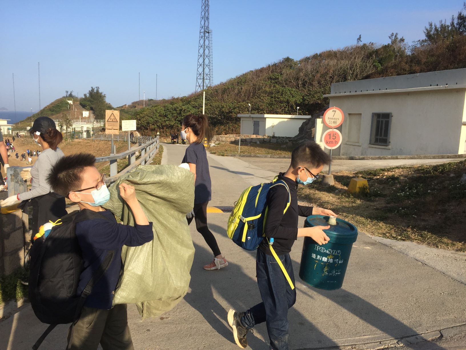 主動來幫忙的路人小朋友 © Island hopper