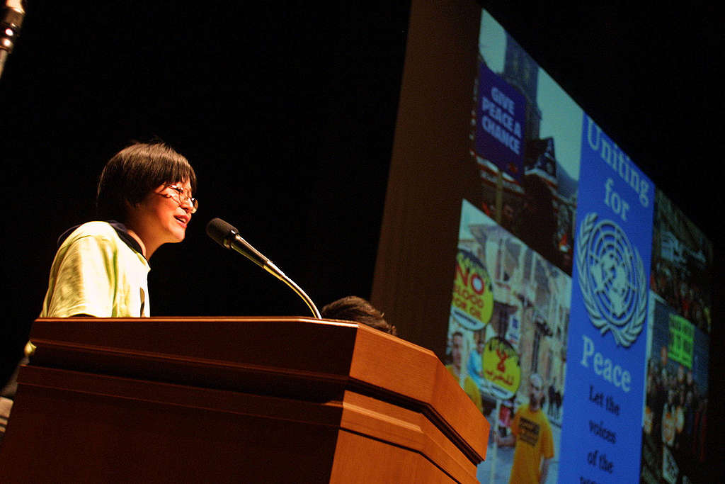 鈴木一枝2003年在東京一個座談會上分享「為和平而團結」(Uniting for Peace)的訊息。 © Greenpeace / Jeremy Sutton-Hibbert