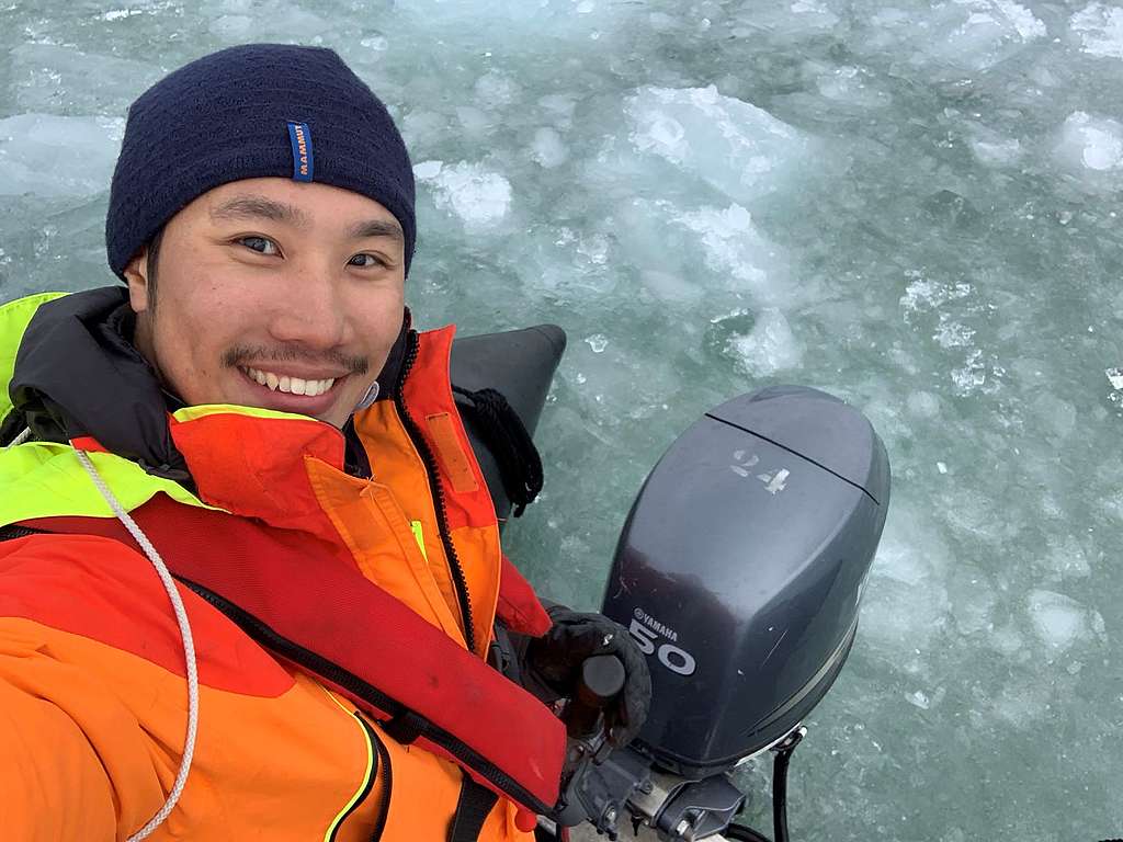 Eric雖然周身刀張張利，但在南極駕駛橡皮艇，也有害怕的時候，因為當地天氣可以瞬息萬變，大風起來如香港八號風球。（圖片由Eric Wong提供）