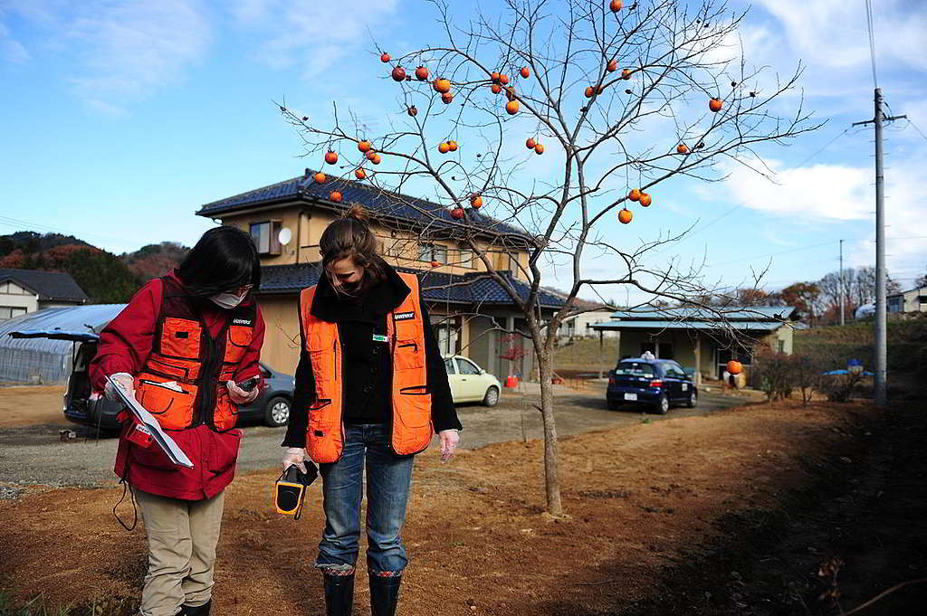 2011年12月，鈴木一枝前往距離福島第一核電廠約60公里的大波市（Onami），檢測當地核輻射水平。 © Noriko Hayashi / Greenpeace
