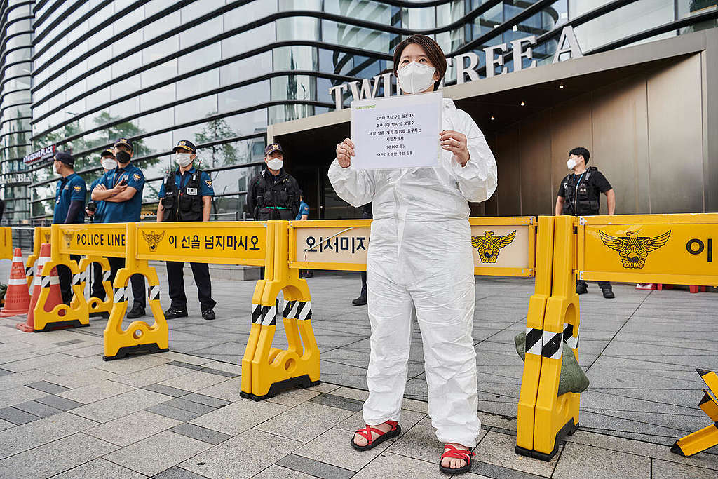 綠色和平首爾辦公室去年7月在日本駐韓大使館門外遞交8萬人聯署，促請日本政府撤回核廢水釋出太平洋的方案，張海榮亦是行動者之一。 © Jung-geun Augustine Park / Greenpeace