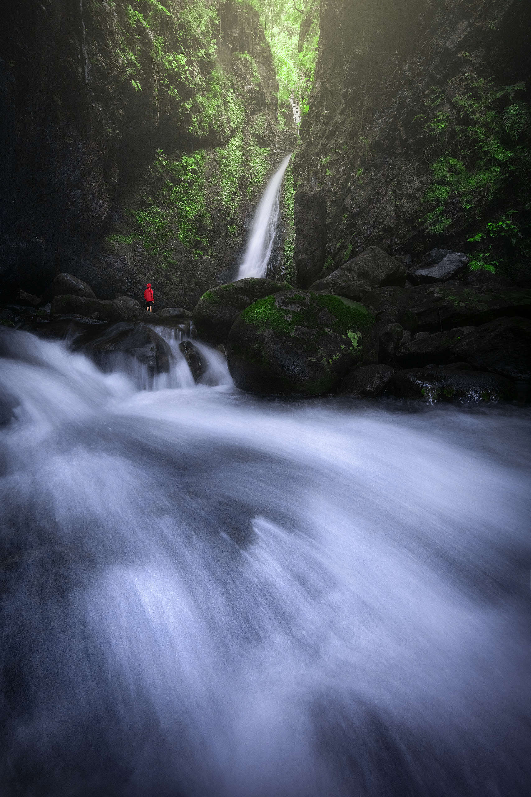 人在氣勢磅礡的「井底瀑」下更顯渺小。© Kelvin Yuen