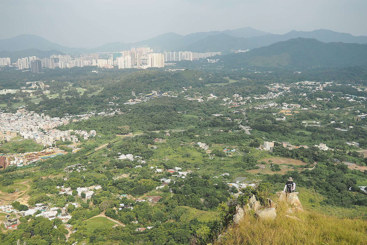 坐在牙婆石上俯瞰麒麟山附近一帶。© 香港山女