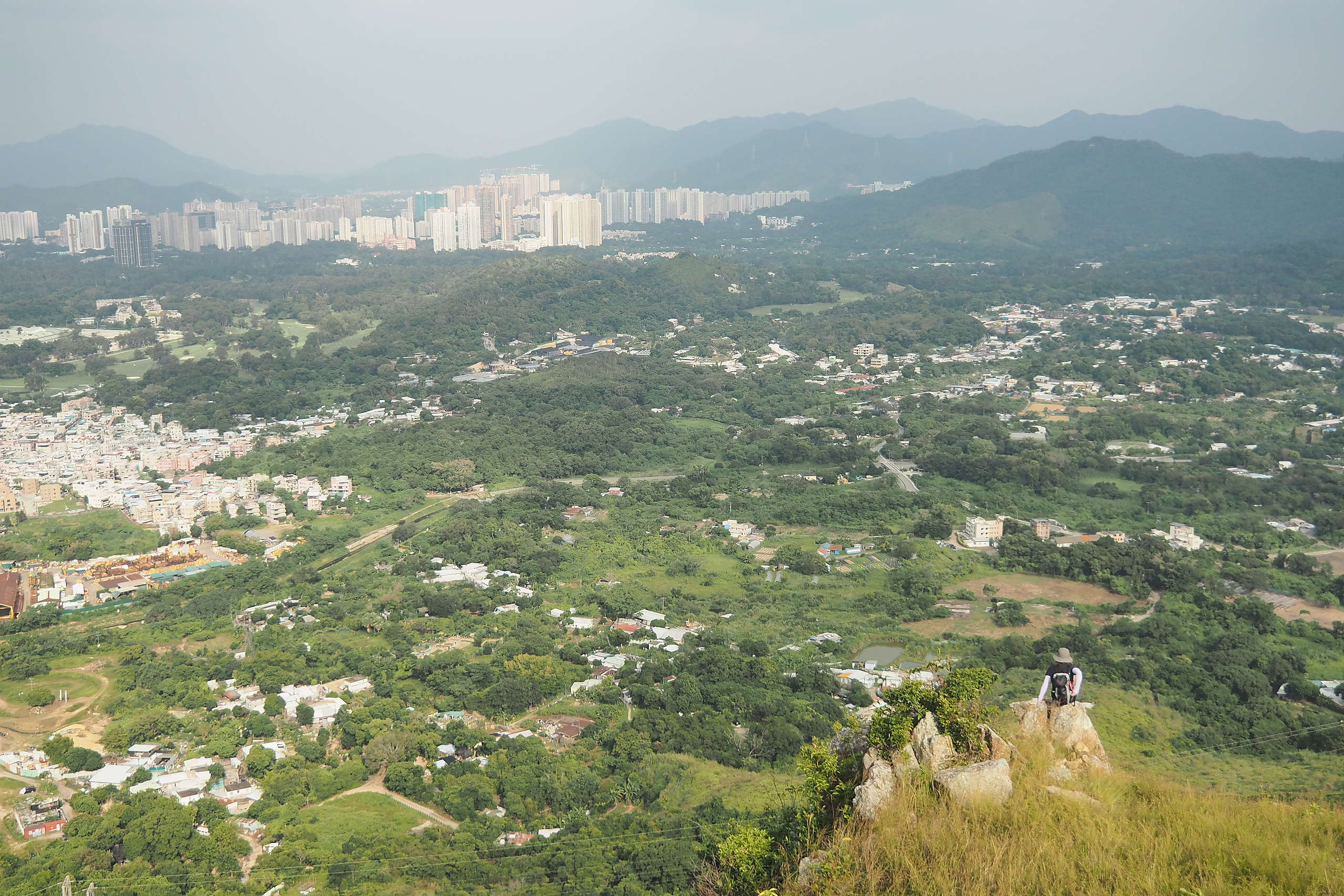 坐在牙婆石上俯瞰麒麟山附近一帶。© 香港山女