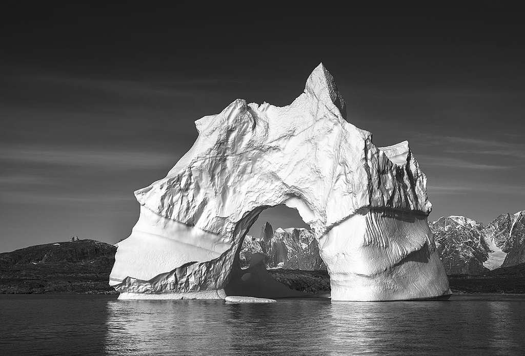 經歷風吹雨打、長年累月打磨，塑造出形態各異的冰山；攝於格陵蘭東部。 © Eric Wong / Greenpeace