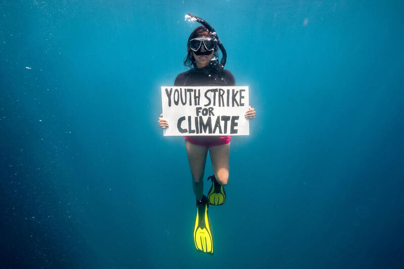 毛里求斯青年氣候倡導者Shaama Sandooyea參與綠色和平印度洋守護海洋之旅，完成全球首次水底氣候行動創舉。© Tommy Trenchard / Greenpeace