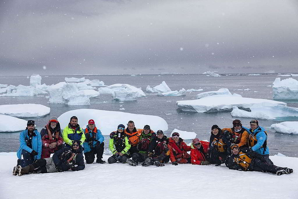 極地探險船團隊「臥虎藏龍」：地質學家、鳥類學家……位位身懷絕技。 © Eric Wong / Greenpeace