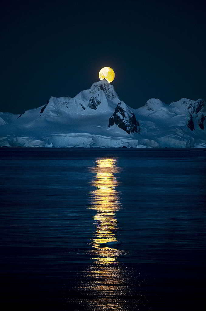 南極每年10月至1月幾乎都是「不夜天」，這張月亮寫真則攝於2月尾。 © Eric Wong / Greenpeace