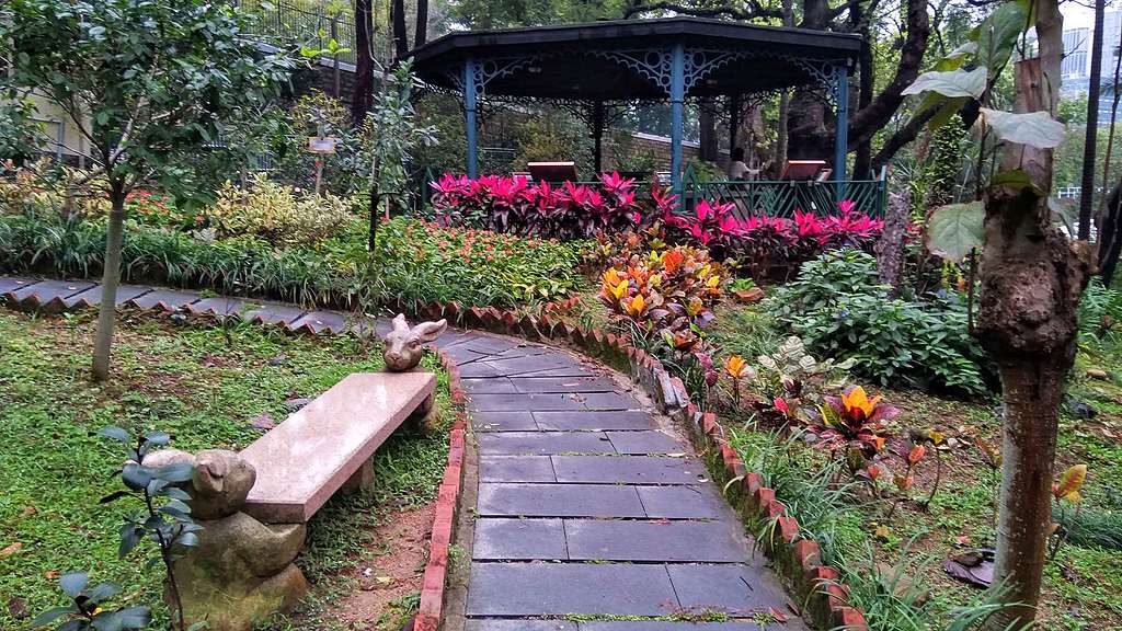 兵頭花園的古老涼亭和趣緻的兔兔石凳。© helen yip