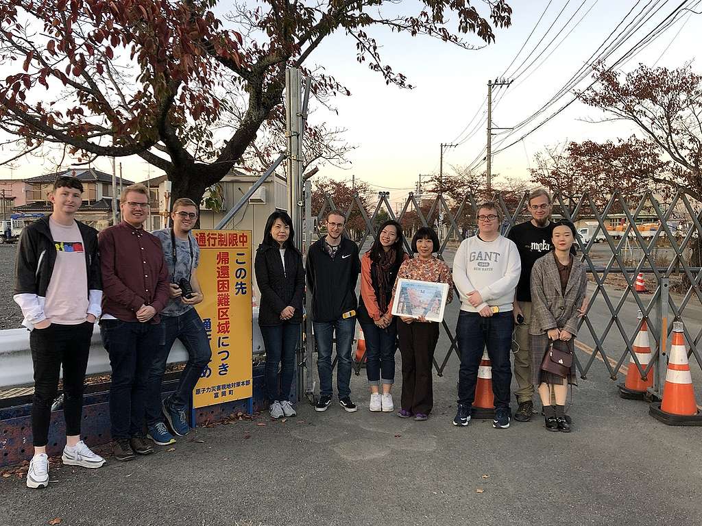 Yoyo(右五)於福島傾聽當地居民心聲,如何在推倒重來與刻骨銘心之間掙扎。 相片由受訪者提供