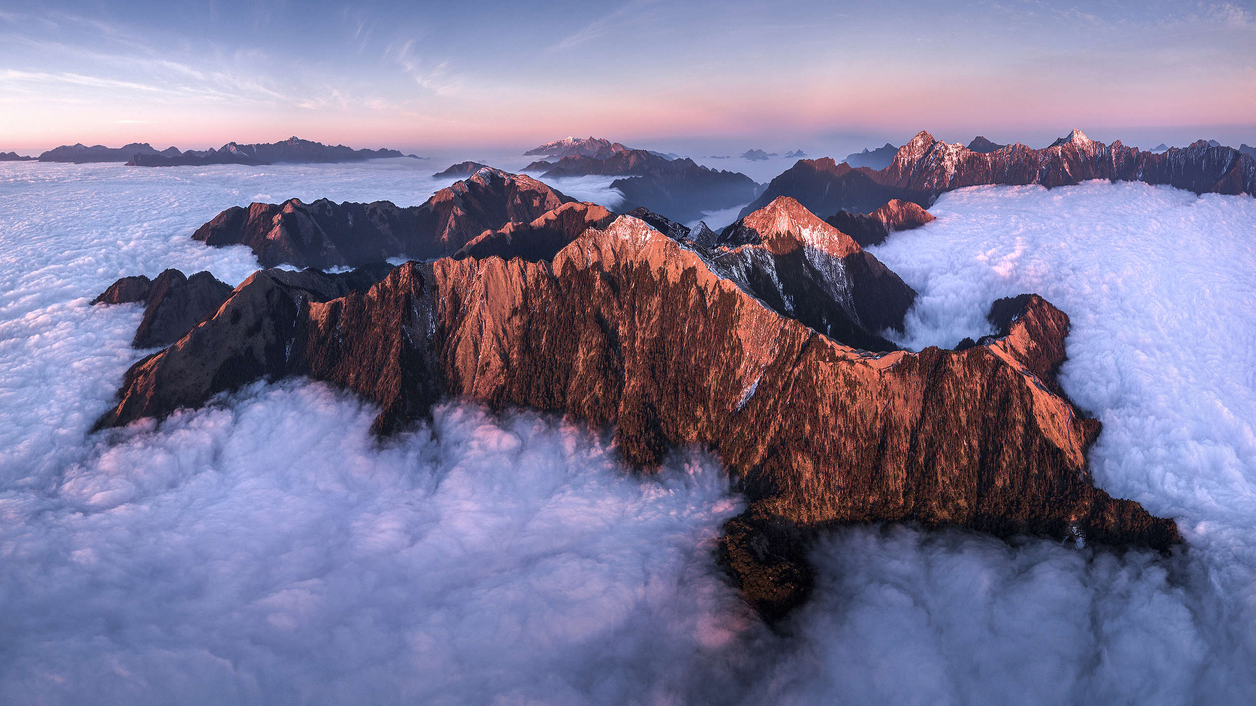 雲海上的合歡山。© Kelvin Yuen