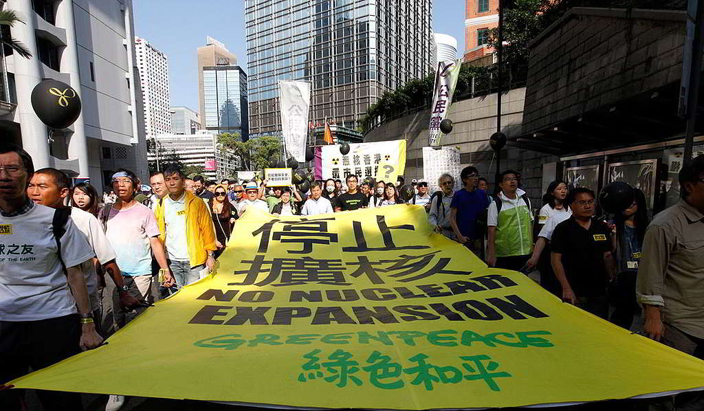 福島核事故發生後一個月,綠色和平在香港發起「停止擴核」遊行,喚起公眾關注香港有意增加核電供電比例,核能議題並不遙遠。 © Alex Hofford / Greenpeace