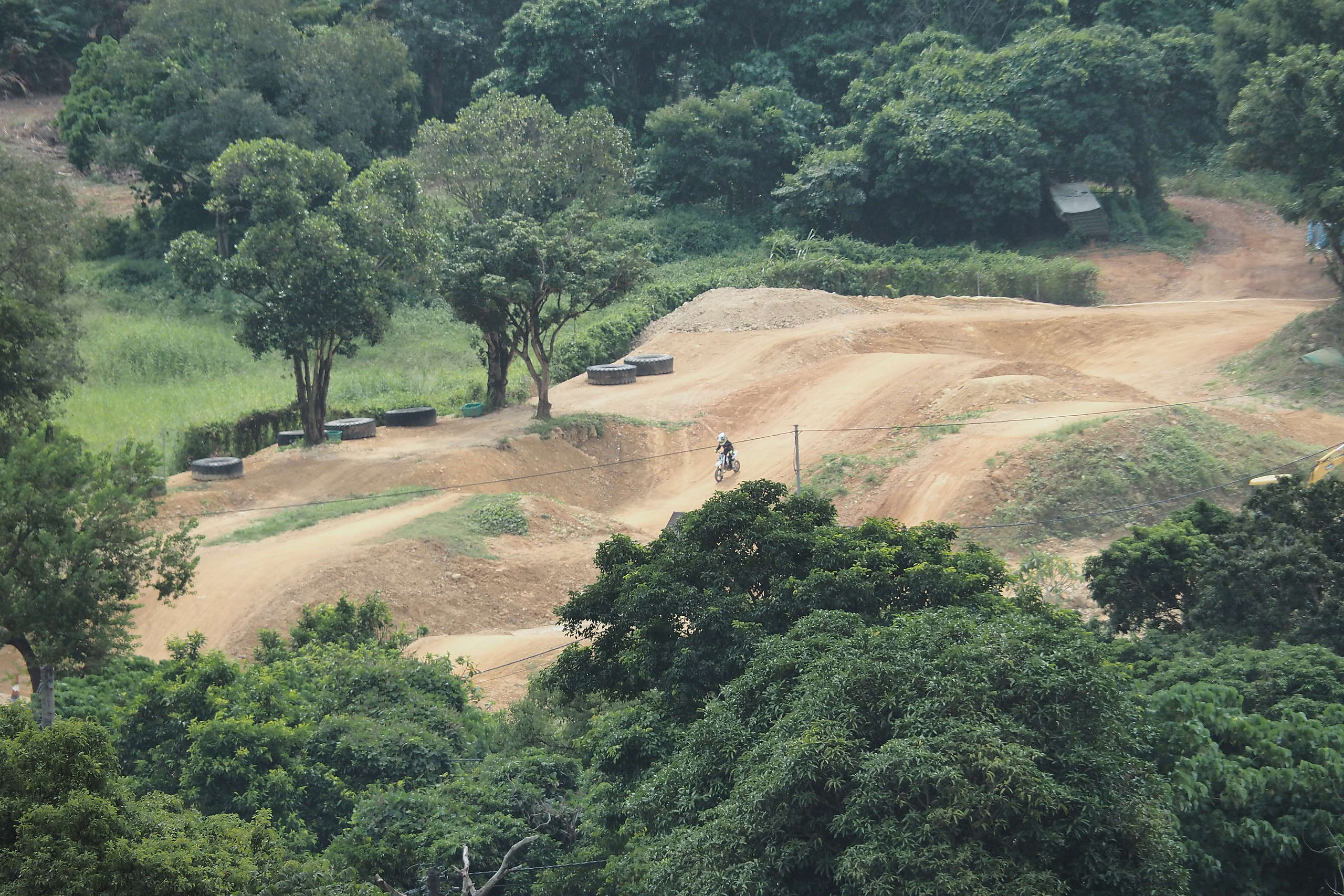 登山期間能俯瞰私人越野電單車場MX Club。© 香港山女